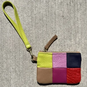 チャーム Chakra Shimmer Wristlet Strap PRIMECUT: CHARTREUSE LEATHER WRISTLET STRAP
